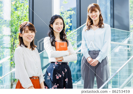 在辦公樓工作的女商人 圖片合作：LINK FOREST 86253459