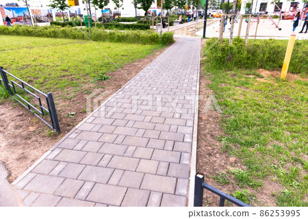 Walking path in the city 86253995
