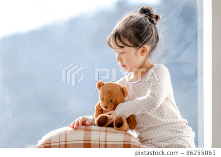 children lifestyle winter afternoon sun 86255061