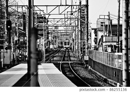 單色單純的鐵路風景 通勤列車接近一個擴展的家 休閒鐵路風景 一般風景 日常風景 單色單純的鐵路風景 通勤列車接近一個擴展的家 休閒鐵路風景 一般風景 日常風景 86255136
