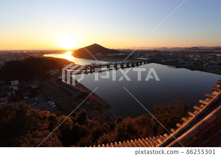 從犬山城看到的日落和木曾川（朝伊吉山城址） 86255301