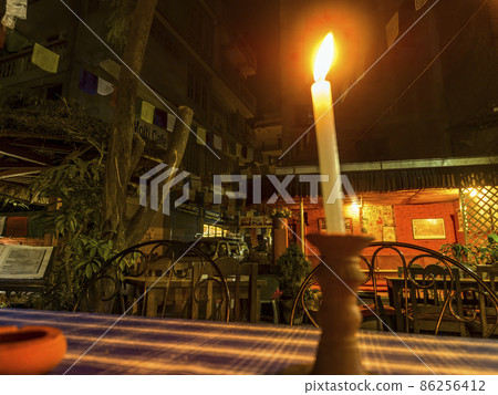 晚上在尼泊爾加德滿都泰美爾區的餐廳露台座位 晚上在尼泊爾加德滿都泰美爾區的餐廳露台座位 86256412