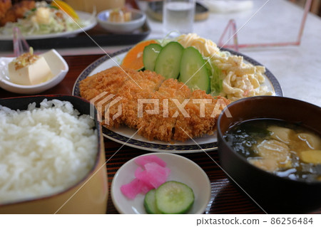 Tonkatsu set meal (from the side) 86256484
