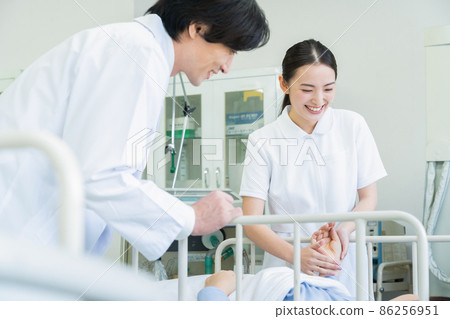 Hospital medical ICU doctor doctor nurse hospitalization 86256951