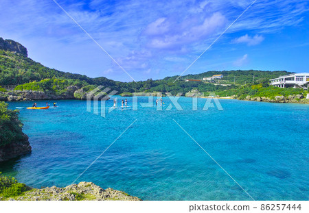 Miyakojima in the southern country. People enjoying marine sports in the cove of Imgya Marine Garden Miyakojima in the southern country. People enjoying marine sports in the cove of Imgya Marine Garden 86257444