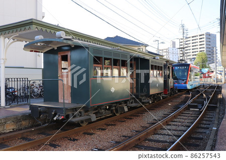 愛媛縣松山市道後溫泉站的少爺電車和電車 86257543