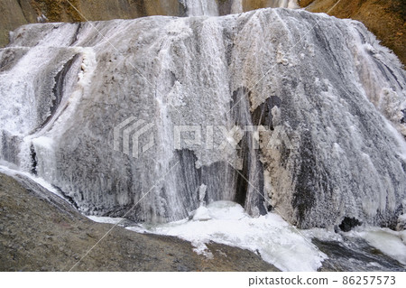 冬天結冰時的袋田瀑布 86257573