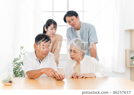 Family looking at a smartphone (problem) Family looking at a smartphone (problem) 86257637