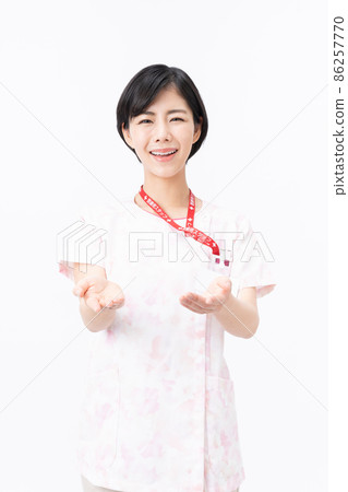 粉紅色花卉磨砂膏的年輕女護士（白色背景） 86257770