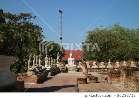 A row of statues of gods and Buddha statues in Ayutthaya, a famous scenic spot in Thailand 86258712
