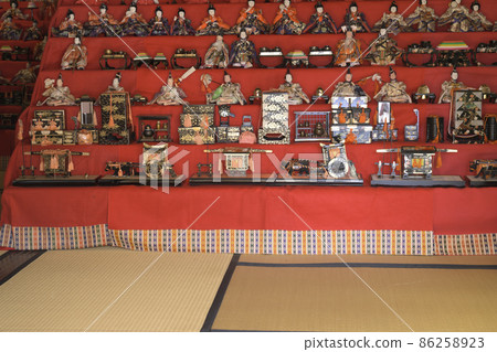 春天日本房子的風景與 Hina 娃娃 86258923