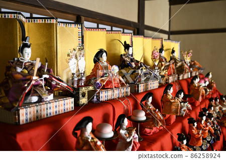 春天日本房子的風景與 Hina 娃娃 86258924