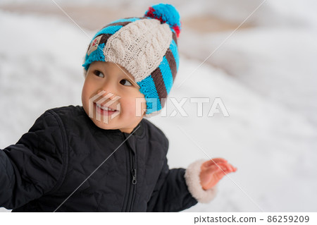 一個孩子在玩雪 86259209