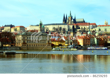 Prague Castle and Charles Bridge, which are extremely popular as tourist destinations in Europe, and the scenery of the blue sky [World Heritage] 86259293