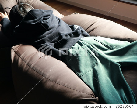 A child taking a nap 86259564