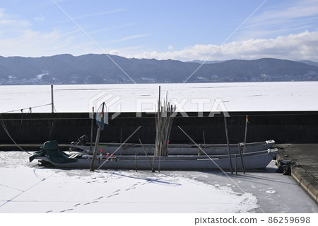 Lake Suwa in winter, freezing on the entire surface of the lake [Suwa City, Nagano Prefecture] 86259698