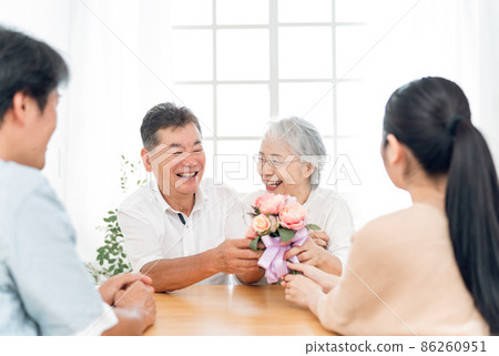 老夫婦送花作為禮物 老夫婦送花作為禮物 86260951