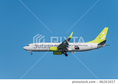 [Solaseed Air aircraft landing on Runway A from Ukishimacho Park] 86261657