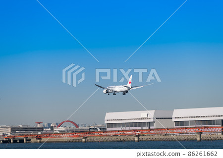 [JAL aircraft landing on Runway A from Ukishimacho Park] 86261662