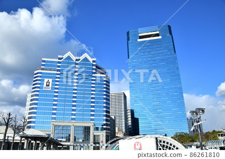 神戶水晶塔和住宅設計中心神戶 (HDC Kobe) 建築玻璃牆和藍天 86261810
