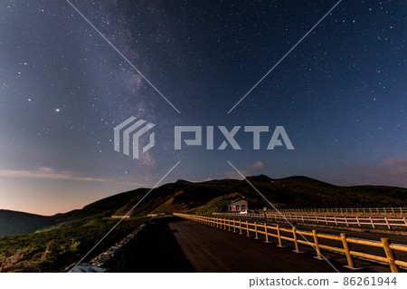 [Hokkaido] Starry sky at Shiretoko Pass 86261944