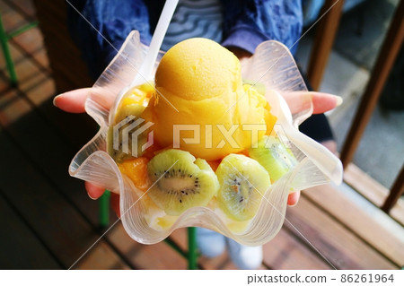 夏日的冰品 芒果冰淇淋和奇異果 裝在透明的碗中 86261964