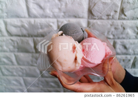 透明的碗裝著三球冰淇淋 86261965