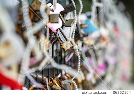 [Kanagawa Prefecture] Padlocks and votive tablets hung on the fence of the Ryuren Bell of Love in Enoshima 86262194