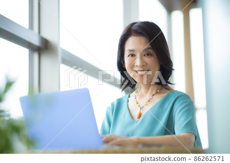 Senior woman watching a computer Senior woman watching a computer 86262571