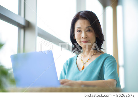 Senior woman watching a computer 86262572