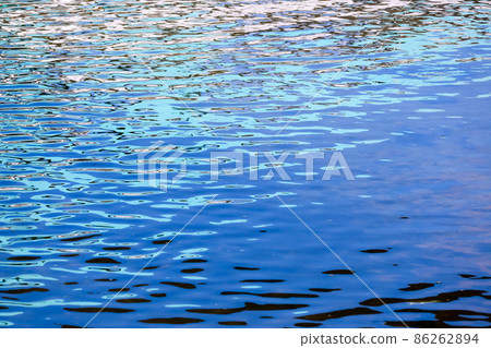 反射藍色的波浪 86262894