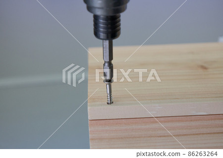 用木螺釘固定板子 86263264