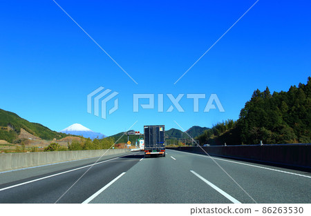 Trucks traveling on the Shin Tomei Expressway and Mt. Fuji 86263530