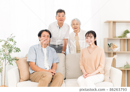 Family sitting on the sofa (homecoming, looking at the camera) 86263793