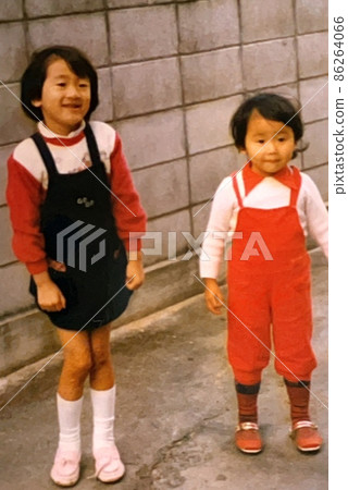 1975 年的好朋友在戶外玩耍 86264066