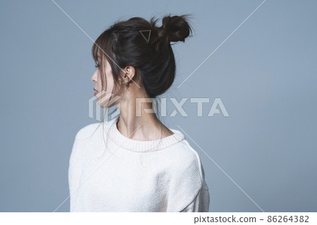 Woman with hair makeup 86264382