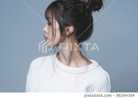 Woman with hair makeup 86264384