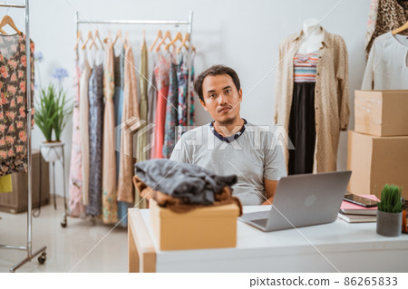 muslim designers selling her product online through e commerce marketplace muslim designers selling her product online through e commerce marketplace 86265833