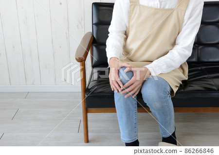 膝蓋疼痛圖像-抱著膝蓋的家庭主婦 86266846