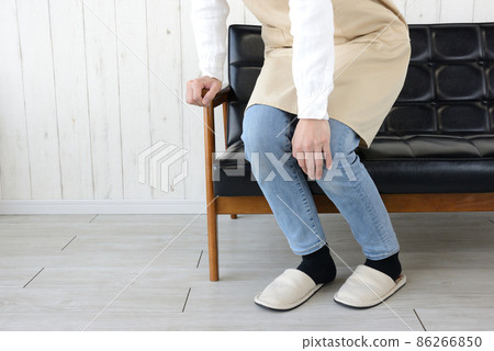 抱著膝蓋搖晃不站的家庭主婦 抱著膝蓋搖晃不站的家庭主婦 86266850