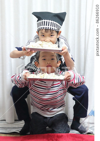 8-year-old and 5-year-old brothers pose for the first dumpling making 86266910