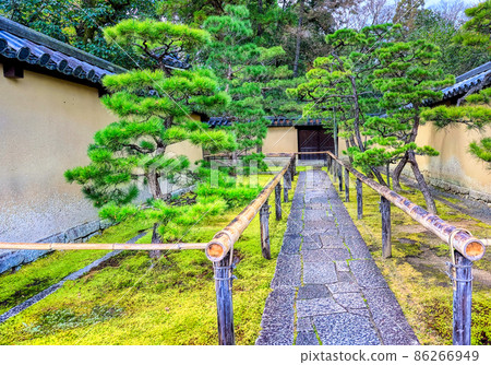 Entrance of Daitokuji Kotoin Temple in Kyoto 86266949