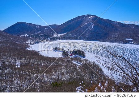 冬季,從群馬縣赤城山的登山口附近可以看到冰凍的大沼地區(大沼、地藏岳、赤城神社等)。 冬季,從群馬縣赤城山的登山口附近可以看到冰凍的大沼地區(大沼、地藏岳、赤城神社等)。 86267169