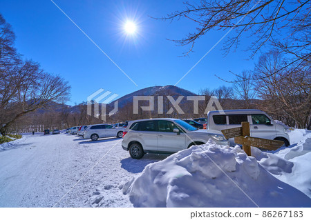 冬季從群馬縣赤城山登山口的停車場眺望地藏岳 冬季從群馬縣赤城山登山口的停車場眺望地藏岳 86267183