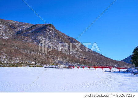 View the southeast side (Mt. Komagatake, Mt. Kisokoma, Onuma, etc.) from the vicinity of Akagi Shrine in Akagiyama, Gunma Prefecture in winter View the southeast side (Mt. Komagatake, Mt. Kisokoma, Onuma, etc.) from the vicinity of Akagi Shrine in Akagiyama, Gunma Prefecture in winter 86267239