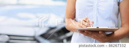 Silhouettes of insurance agent with clipboard and pen on background of broken car 86267332