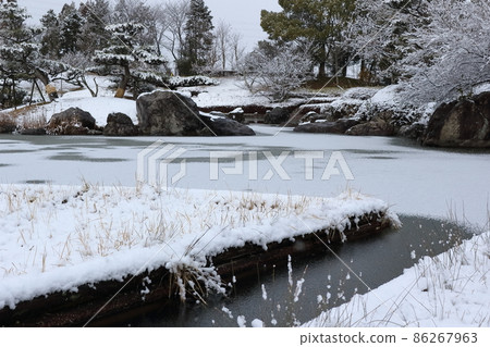 下雪天公園裡有薄冰的池塘 下雪天公園裡有薄冰的池塘 86267963