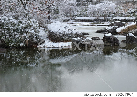 下雪天公園裡有薄冰的池塘 下雪天公園裡有薄冰的池塘 86267964