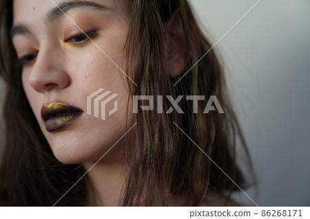 有黑唇的女性 86268171