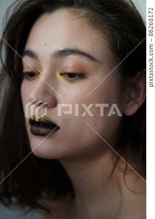 有黑唇的女性 86268172